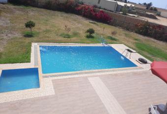 Magnifique villa avec piscine ( petite ferme) has Balcony rooms