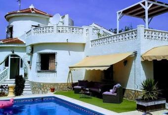 casatrace allows 18 year olds to book a room