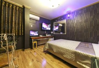 Paradise Motel has Smoking rooms