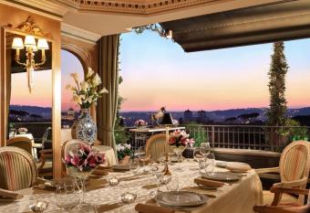 Hotel Splendide Royal - The Leading Hotels of the World has rooms with a private hot tub