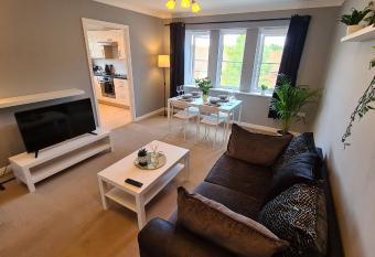 Spacious Large Fantastic Entire Apartment allows 18 year olds to book a room