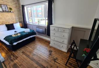 Leigh Broadway! Whole Apartment, Fantastic Location! allows 18 year olds to book a room