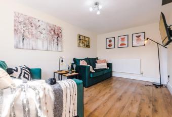Charming 3-Bed cottage in Chester, ideal for Families & Workers, FREE Parking - Sleeps 7 allows 18 year olds to book a room