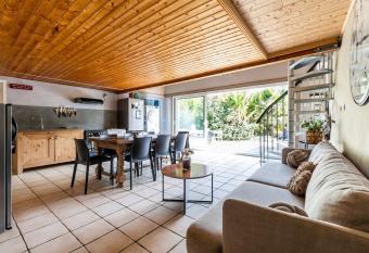 Maison Gaillan Medoc has Balcony rooms