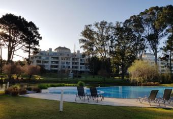 Solanas Green Park Hermosos Apartamentos Vista al Lago allows 18 year olds to book a room