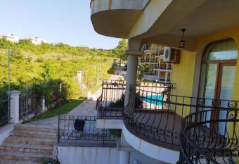 Lovely 1 bedroom condo with pool Green Hills has Balcony rooms
