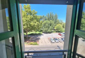 Un Rinc  n con vistas al parque. Wifi junto a Catedral. allows 18 year olds to book a room