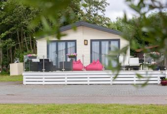 Spacious Homely Lakeside Lodge close to the Beaches has Balcony rooms