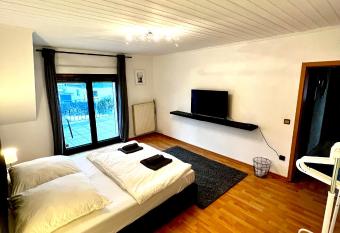 Praktisches Zimmer im Gro  en Haus mit garten has Balcony rooms