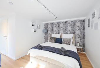 Wohntr  umerei Design Apartment mit Netflix, kostenloses Wlan, Boxspringbett allows 18 year olds to book a room