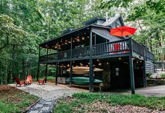 Jacuzzi, Fire Pit, Game Room, Hammock, Backpacks, 10 min to BR! Sleeps 12! has Balcony rooms