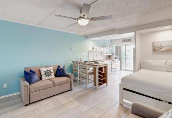 Anchor Resort 174 has Balcony rooms