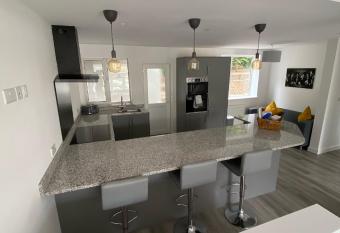 Brookbank Luxury 4 Bed House has Balcony rooms