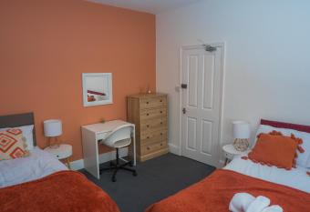 The Private Villa, Northampton Centre, 9 Beds, 5 bedrooms, Sleeps 12 has Balcony rooms