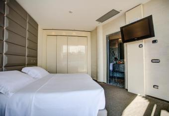 Hotel Waldorf- Premier Resort has rooms with a private hot tub