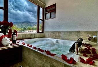 Hotel Boutique & Spa - VDL Colonial allows 18 year olds to book a room