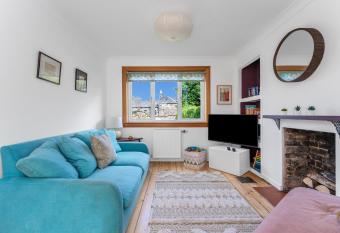 Cozy with Character Cheerful Home with Garden at Leith Links Park has Balcony rooms