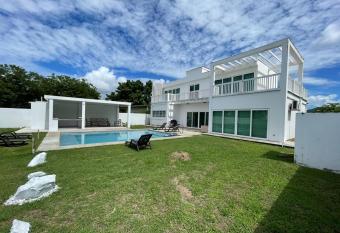 Casa Blanca Playa Malib   allows 18 year olds to book a room