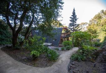 Amazing Cabin-Style House with Decks, Hot Tub & Sun - Permit 2022-STR-2 allows 18 year olds to book a room