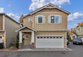 Beautiful craftsman style 4BDs, 2.5Baths Townhome allows 18 year olds to book a room