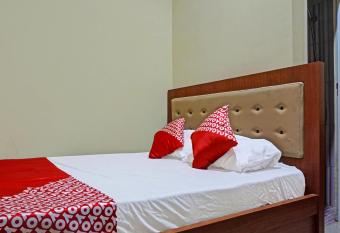 OYO 91649 Orange Homestay Makassar allows 18 year olds to book a room