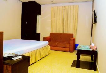 Royal Living Hotel & Suites allows 18 year olds to book a room