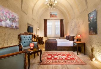 Oba Cave Hotel has rooms with a private hot tub