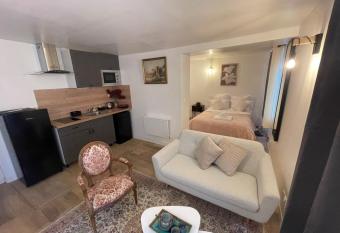 Chris Flat aux Puces Saint Ouen Paris allows 18 year olds to book a room