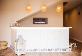 HOSTAL ENTREOLIVOS has Balcony rooms