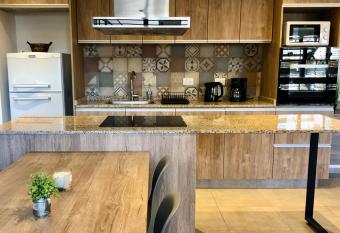 Hermoso y tranquilo departamento en Bombal Sur con cochera privada allows 18 year olds to book a room