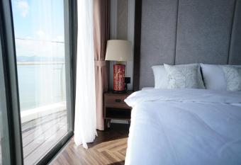 3BR Penthouse apartment at Citadines Marina HaLong Hotel has rooms with a private hot tub