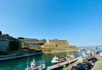 Appartement     Le Go  land     avec vue port&Citadelle allows 18 year olds to book a room