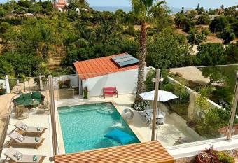 Palm View Guesthouse allows 18 year olds to book a room