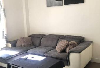 Clichy: appartement cosy    3 min du tribunal. has Balcony rooms