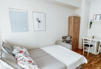 Lovely studio-free parking 4 allows 18 year olds to book a room