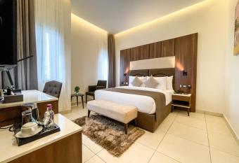 OMEDEL LUXURY has Balcony rooms