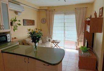 Apartamento en la mejor zona de Santa Cruz allows 18 year olds to book a room