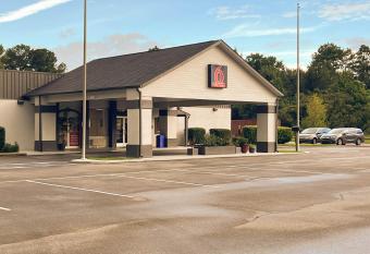 Studio 6 Bay Minette AL allows 18 year olds to book a room