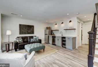 Private English Basement in Capitol Hill has Balcony rooms