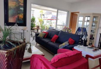 Cobertura Duplex piscina 1/2 quadra praia Santos allows 18 year olds to book a room