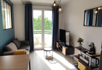 Indy Appart - T2 moderne, calme, propre, parking, balcon vue has Balcony rooms