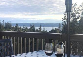 Camano Lookout-Gorgeous views of Saratoga Passage! has Balcony rooms