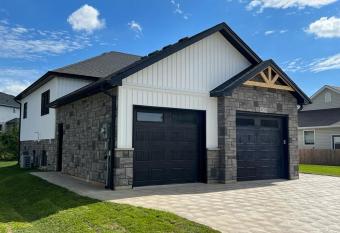 Executive Three Bedrooms Fully Furnished allows 18 year olds to book a room