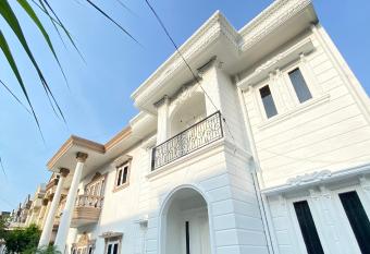 Deluxe Room at Hozby Fully Furnished House allows 18 year olds to book a room