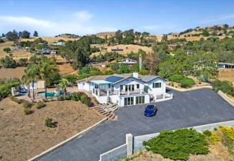 SPECTACULAR PARANOMIC VIEWS OF VALLEY and CITY LIGHTS has Balcony rooms