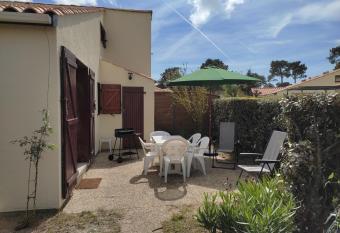 Maison de vacances - mer et for  t allows 18 year olds to book a room