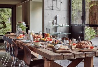 LA PORTE ROUGE RBX allows 18 year olds to book a room