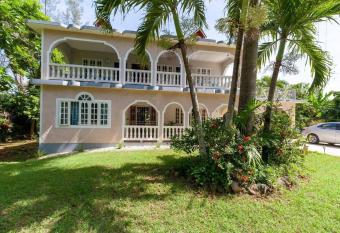 Seawest Cottage has Balcony rooms