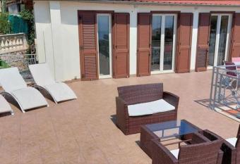 EDEN CAP : A delightful villa lodges 11 adults just one km away from Monte Carlo station has Balcony rooms