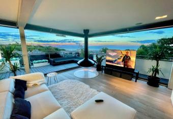 The Beach Hytte - Stunning Sea View Penthouse has Balcony rooms